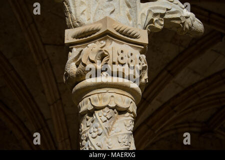 Belem, Lisbona. Il Portogallo. Il 23 gennaio 2018. Il Monastero di Jeronimos o il monastero di Hieronymites colonna (Mosteiro dos Jeronimos) Portoghese tardo gotici Manue Foto Stock