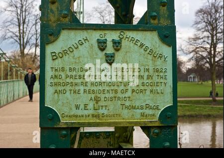 La collina di porta passerella a Shrewsbury, Shropshire, Inghilterra che mostra caratteristiche storiche e metallo sospensione ponte risalente al 1922 Foto Stock