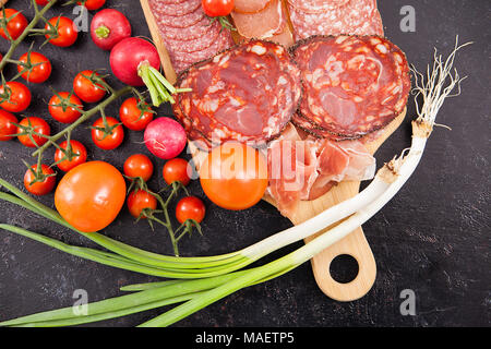 Vista dall'alto su diversi tipi di salsiccia tagliata a fette Foto Stock