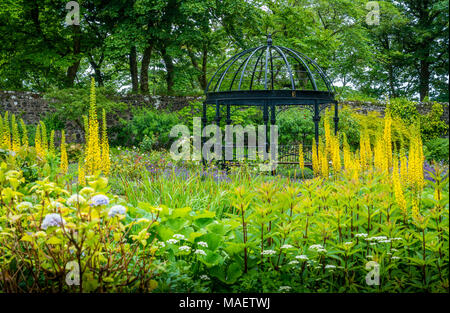 Idilliaco giardino nel castello di Dunvegan nell'Isola di Skye in Scozia. Foto Stock