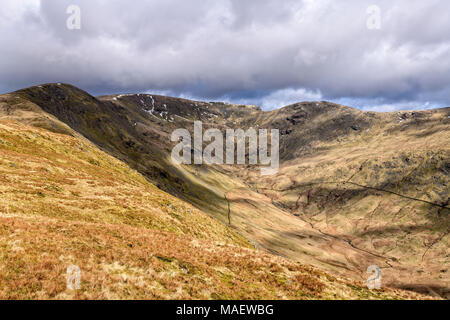 Rydal testa con grande uomo Rigg, Fairfield, Hart rupe e rupe Colomba sollevandosi al di sopra di Rydal Beck Foto Stock