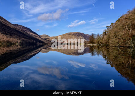 Guardando verso il lato nord della Buttermere con Melbreak perfettamente riflessa su un croccante di mattina di primavera Foto Stock