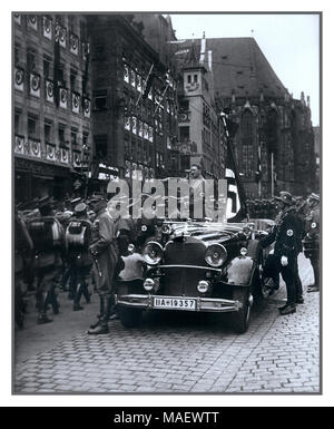 ADOLF HITLER 1935 Reichsparteitag. Der Vorbeimarsch der SA. Parata delle truppe delle SA oltre Hitler. Norimberga, novembre 1935. Hitler in piedi nella sua auto Mercedes aperta salutando le truppe Sturmabteilung in parata, con la sua guardia personale delle SS in piedi dietro. NORIMBERGA Germania nazista 1935 Foto Stock