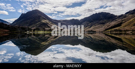 Vista panoramica di Fleetwith Pike e Haystacks relected in Buttermere Foto Stock