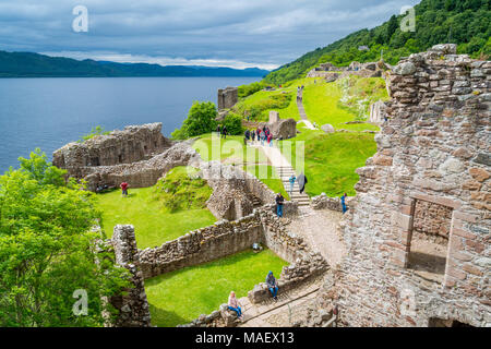 Urquhart Castle e Loch Ness nelle Highlands Scozzesi. Foto Stock