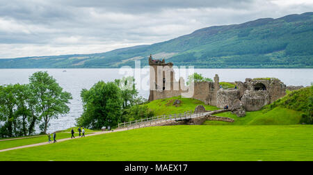 Urquhart Castle e Loch Ness nelle Highlands Scozzesi. Foto Stock