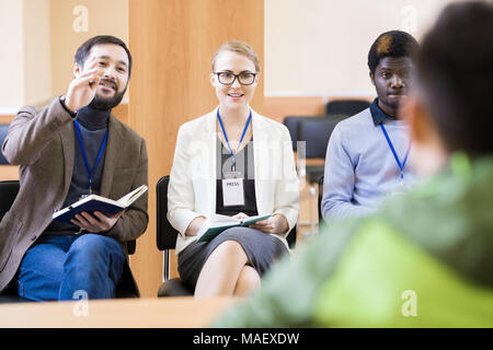 Gruppo di giornalisti alla conferenza stampa Foto Stock