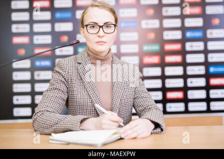 Piuttosto imprenditore alla conferenza stampa Foto Stock
