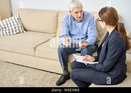 Senior paziente parla di psicologo Foto Stock