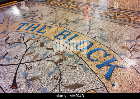 Mosaico sul sentiero in corrispondenza di uno degli ingressi al blocco Arcade. Foto Stock