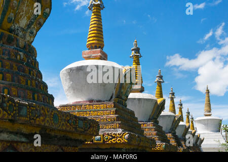 Chortens nel tempio, Tagong, western Sichuan, Cina Foto Stock