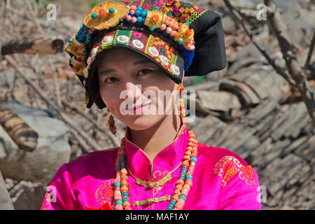 Ragazza tibetana in abbigliamento tradizionale, Jinchuan County, nella provincia di Sichuan, in Cina Foto Stock