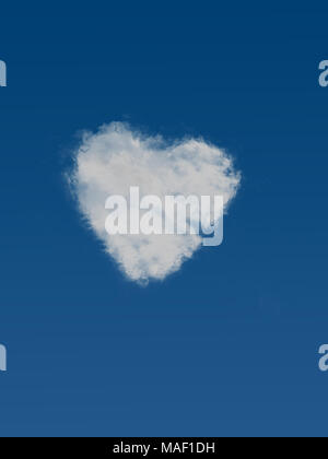 Cuore soffice nuvola sul cielo blu. Realizzato da reali elementi di cloud! Foto Stock