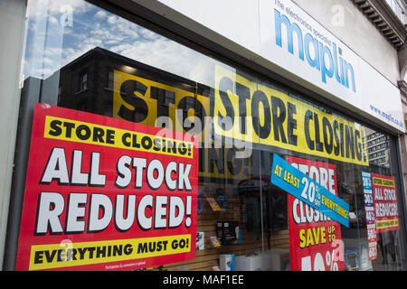 Maplin, l'elettronica negozio specializzato, con la chiusura di vendita su Tottenham Court Road, London, NW1, Regno Unito Foto Stock