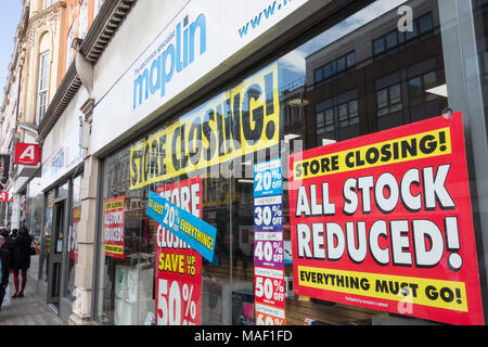 Maplin, l'elettronica negozio specializzato, con la chiusura di vendita su Tottenham Court Road, London, NW1, Regno Unito Foto Stock