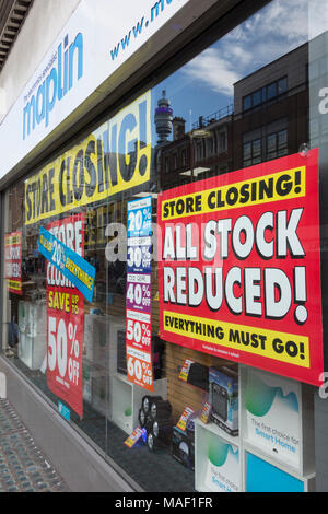 Maplin, l'elettronica negozio specializzato, con la chiusura di vendita su Tottenham Court Road, London, NW1, Regno Unito Foto Stock