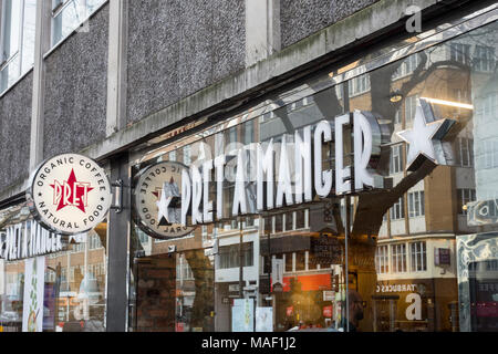 Pret a Manger shop anteriore su Tottenham Court Road, Londra, Regno Unito Foto Stock