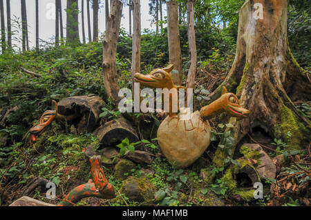 Sculture in legno lungo il sentiero di Schlühuwanapark, Grafenhausen, Parco Statale , Foresta nera, Germania Foto Stock