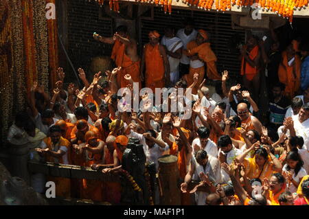 Mahamastakabhisheka festival - l'unzione del Bahubali Gommateshwara statua si trova a Shravanabelagola in Karnataka, India. Si tratta di un importante Foto Stock