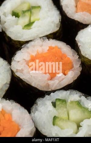 Il sushi tradizionale Giapponese maki con la carota e il cetriolo close up Foto Stock