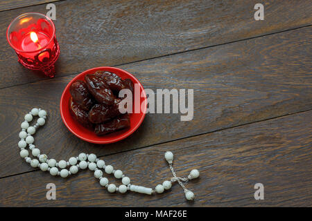 Table top visualizza immagine aerea di decorazione Ramadan Kareem holiday sfondo.piatto data di laici nella piastra di legno con rosario bianco & illuminazione.gli oggetti essenziali Foto Stock