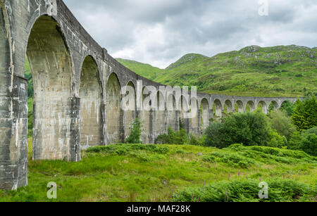 Glenfinnan viadotto ferroviario, Lochaber area delle Highlands della Scozia. Foto Stock