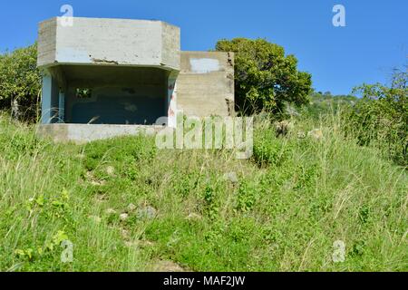 Vecchio WWII stazioni proiettore a Shelly Cove trail a Cape Pallarenda Conservation Park Queensland Australia Foto Stock