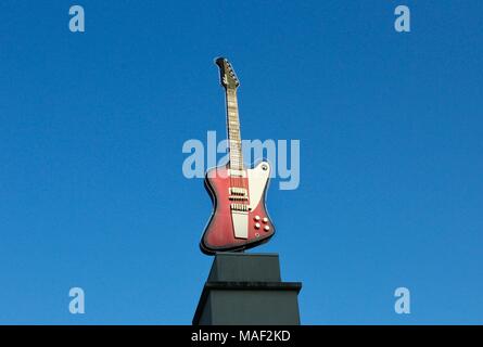 Enorme gibson guitar elettrico statua dell' hard rock cafe Houston Texas USA Foto Stock