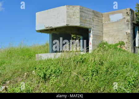 Vecchio WWII stazioni proiettore a Shelly Cove trail a Cape Pallarenda Conservation Park Queensland Australia Foto Stock