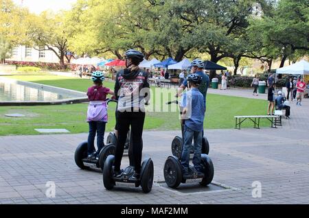 Un gruppo di famiglia sul segways in un parco di Houston Texas USA Foto Stock