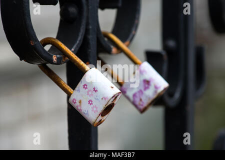 Gli armadietti che simboleggia l'amore eterno sulla recinzione. Close-up. Foto Stock