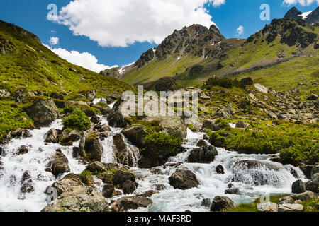 Piccolo mountain creek Futscholbach nel Jamtal in una giornata di sole nei pressi di Galtur, Austria. Foto Stock