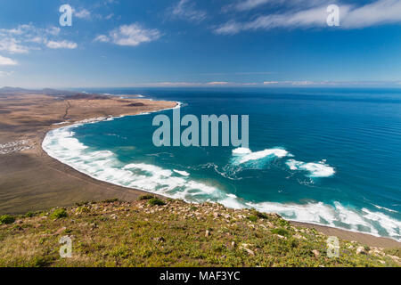 La vista dal Mirador del Boscquecillo in Lanzarote, Spagna su Playa de Famara. Foto Stock