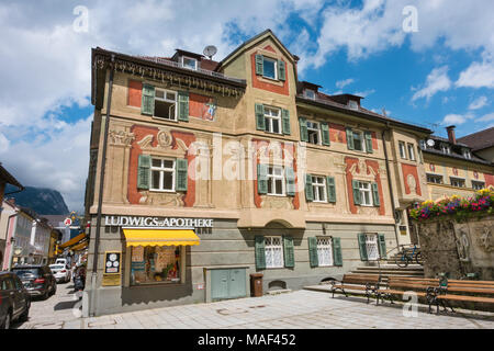 GARMISCH - 6 luglio: la vecchia farmacia Ludwigs-Apotheke edificio a Garmisch-Partenkirchen, in Germania in estate il 6 luglio 2016. Foto Stock