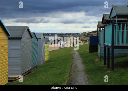 Whitstable Kent / Inghilterra - Marzo 31 2018: vista da fra la spiaggia di capanne su un nuvoloso Vacanze di Pasqua in Whitstable Foto Stock