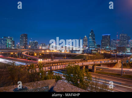Una lunga esposizione foto del centro di Dallas Skyline di notte Foto Stock