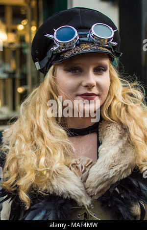 Partecipante del Whitby Goth/Steampunk festival vestito di steampunk/goth costume a Whitby Goth festival, Yorkshire, Regno Unito il 28 ottobre 2017. Foto Stock