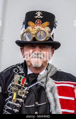 Partecipante del Whitby Goth/Steampunk festival vestito di steampunk/goth costume a Whitby Goth festival, Yorkshire, Regno Unito il 28 ottobre 2017. Foto Stock