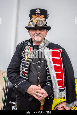 Partecipante del Whitby Goth/Steampunk festival vestito di steampunk/goth costume a Whitby Goth festival, Yorkshire, Regno Unito il 28 ottobre 2017. Foto Stock