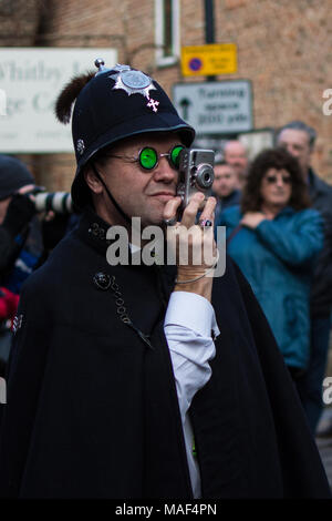 Partecipante del Whitby Goth/Steampunk festival vestito di steampunk/goth costume a Whitby Goth festival, Yorkshire, Regno Unito il 28 ottobre 2017. Foto Stock