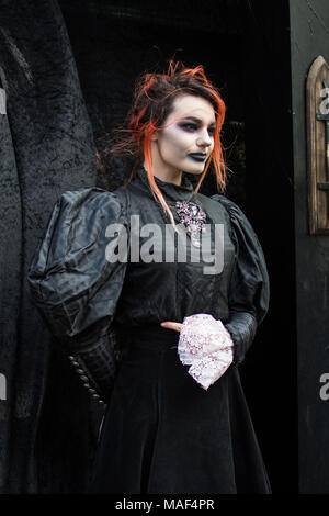 Partecipante del Whitby Goth/Steampunk festival vestito di steampunk/goth costume a Whitby Goth festival, Yorkshire, Regno Unito il 28 ottobre 2017. Foto Stock