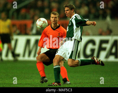 Arena di Amsterdam, Amsterdam, Paesi Bassi 23. 2. 2000, fottball, amichevole internazionale: Paesi Bassi vs Germania 2:1 --- Sebastian DEISLER (GER) , Arthur NUMAN (NED) Foto Stock