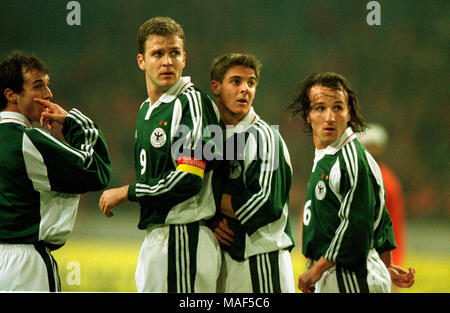 Arena di Amsterdam, Amsterdam, Paesi Bassi 23. 2. 2000, fottball, amichevole internazionale: Paesi Bassi vs Germania 2:1 --- Da sinistra: Mehmet SCHOLL, Oliver BIERHOFF, Sebastian DEISLER, Jens JEREMIES Foto Stock