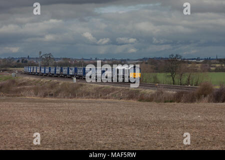 A dirigere i servizi ferroviari di classe 66 locomotore su Birmingham a Bristol linea con un treno merci che trasporta merci per Eddie Stobart e Tesco Foto Stock