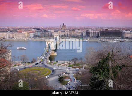 Budapest, Ungheria - 27 Marzo 2018 :Chain Bridge sul fiume Danubio nella città di Budapest in Ungheria. Paesaggio urbano panorama con vecchi edifici all'alba. Foto Stock