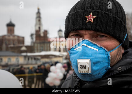 Un residente di Volokolamsk, Regione di Mosca prende parte ad un rally in Volokolamsk municipio chiedendo la chiusura del Yadrovo rifiuti domestici landfi Foto Stock