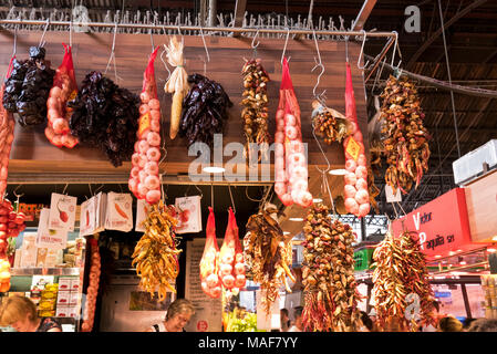 Appendere l'aglio e peperoncino in La Boqueria il mercato coperto vicino a La Rambla, Barcelona, Spagna Foto Stock