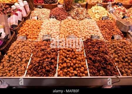 Frutta secca, noci e cioccolatini in Vendita in La Boqueria il mercato coperto vicino a La Rambla, Barcelona, Spagna Foto Stock