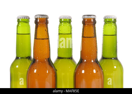 Primo piano di una fila di bottiglie di birra contro uno sfondo bianco Foto Stock