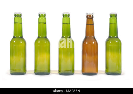 Fila di cinque bottiglie di birra con uno diverso Foto Stock